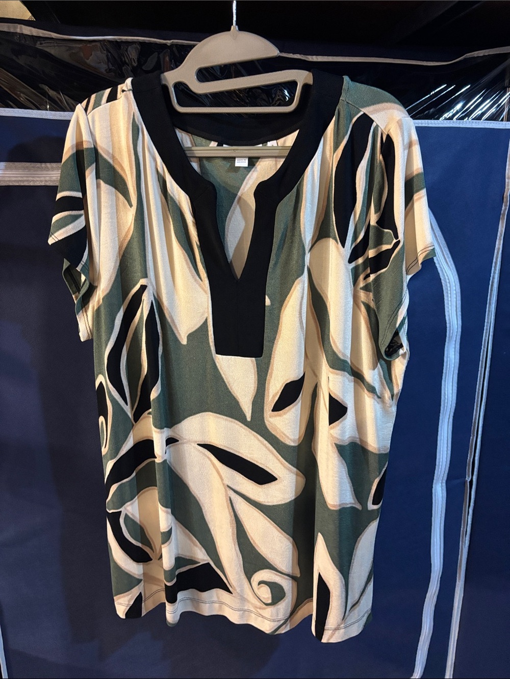 Chico's Short Sleeve V-Neck Top in Green, Cream & Black Leaf Pattern